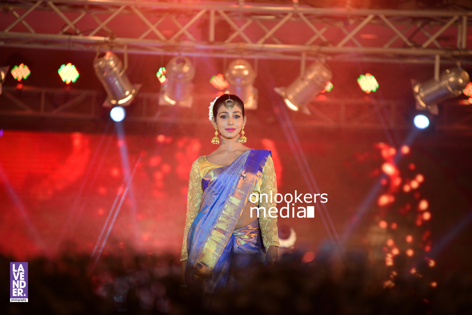 https://onlookersmedia.in/wp-content/uploads/2016/07/saptamukhi-2016-mahalekshmi-silks-fashion-show-11.jpg