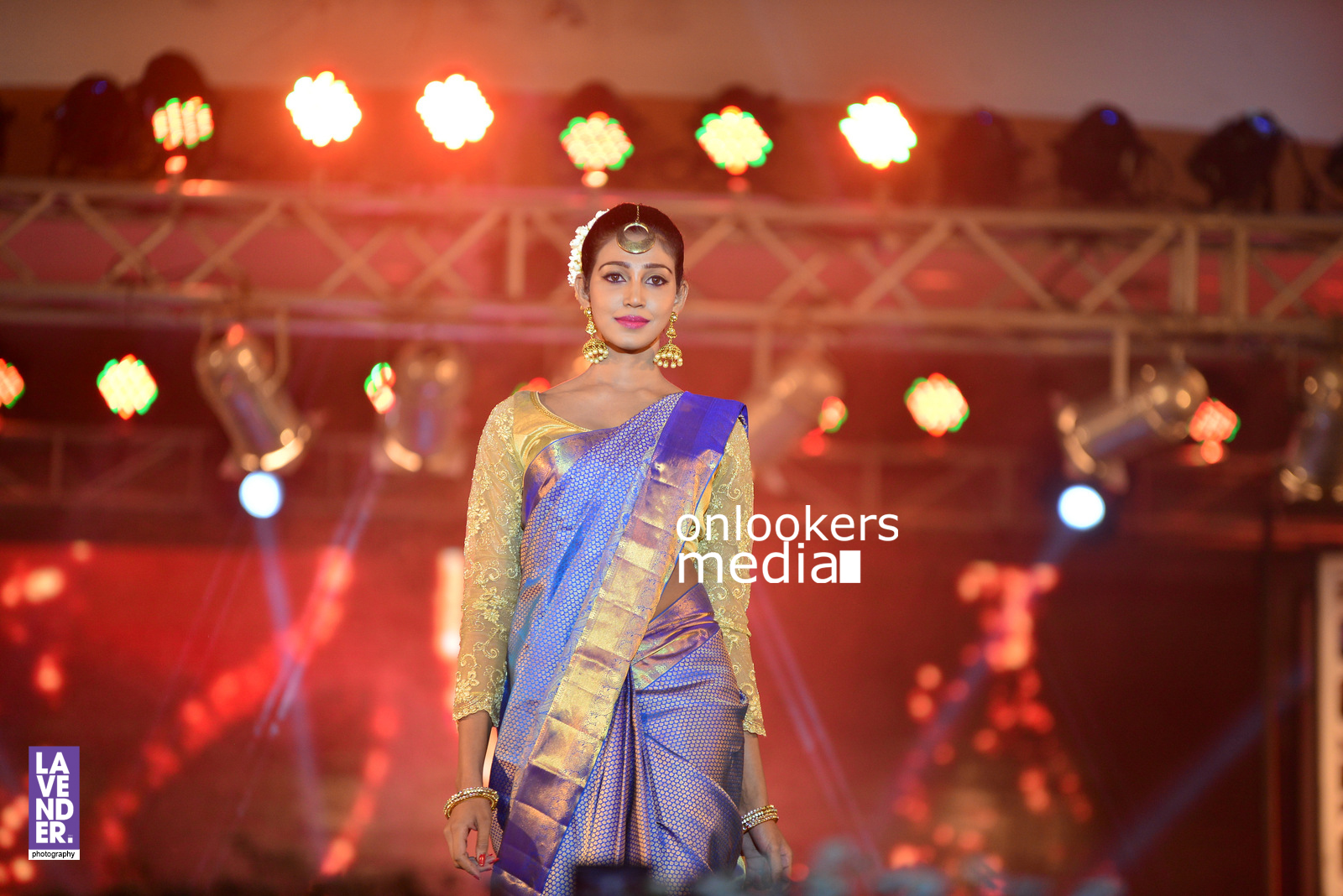 https://onlookersmedia.in/wp-content/uploads/2016/07/saptamukhi-2016-mahalekshmi-silks-fashion-show-12.jpg