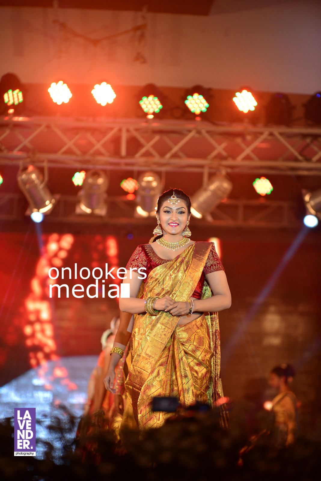 https://onlookersmedia.in/wp-content/uploads/2016/07/saptamukhi-2016-mahalekshmi-silks-fashion-show-15.jpg