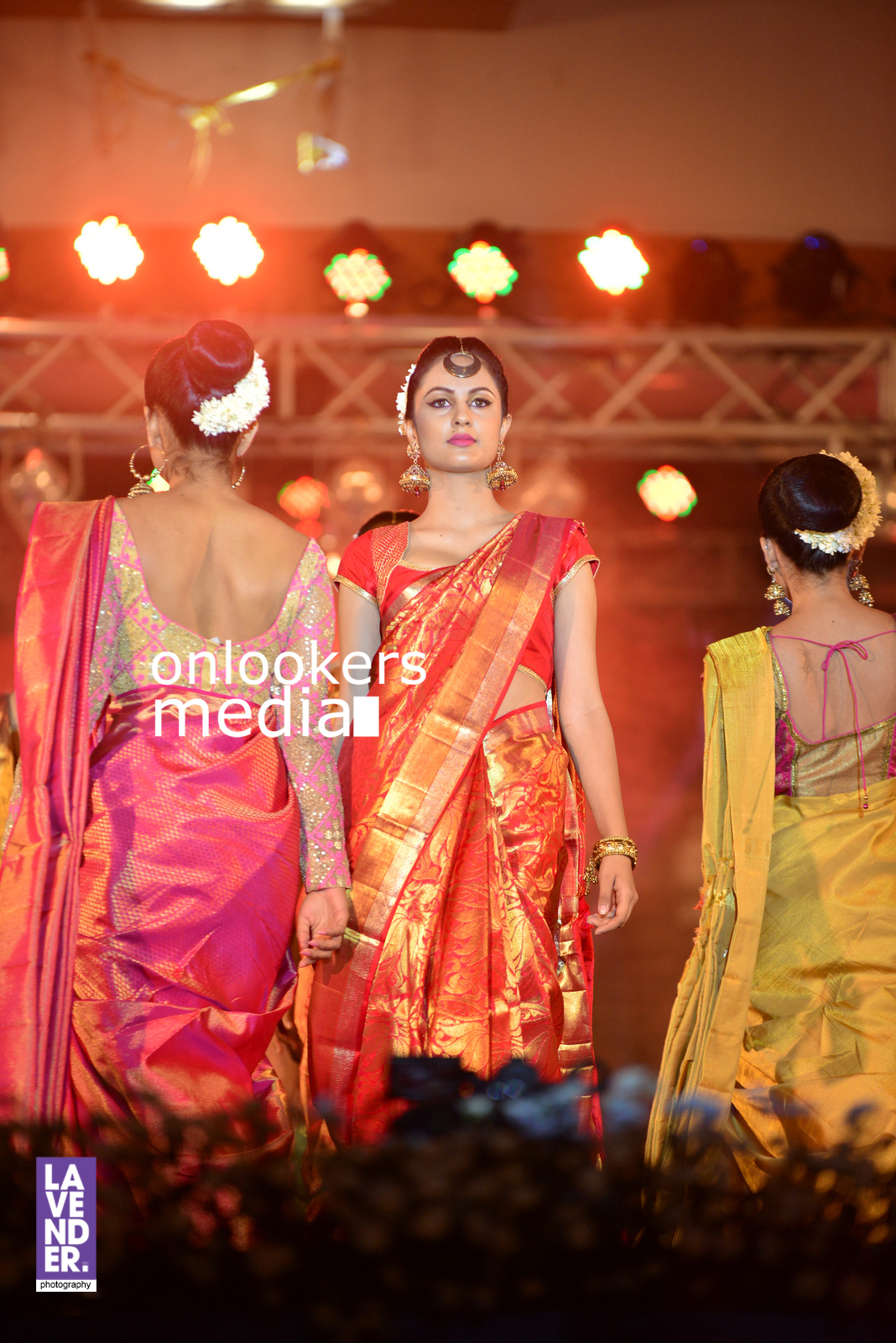 https://onlookersmedia.in/wp-content/uploads/2016/07/saptamukhi-2016-mahalekshmi-silks-fashion-show-17.jpg