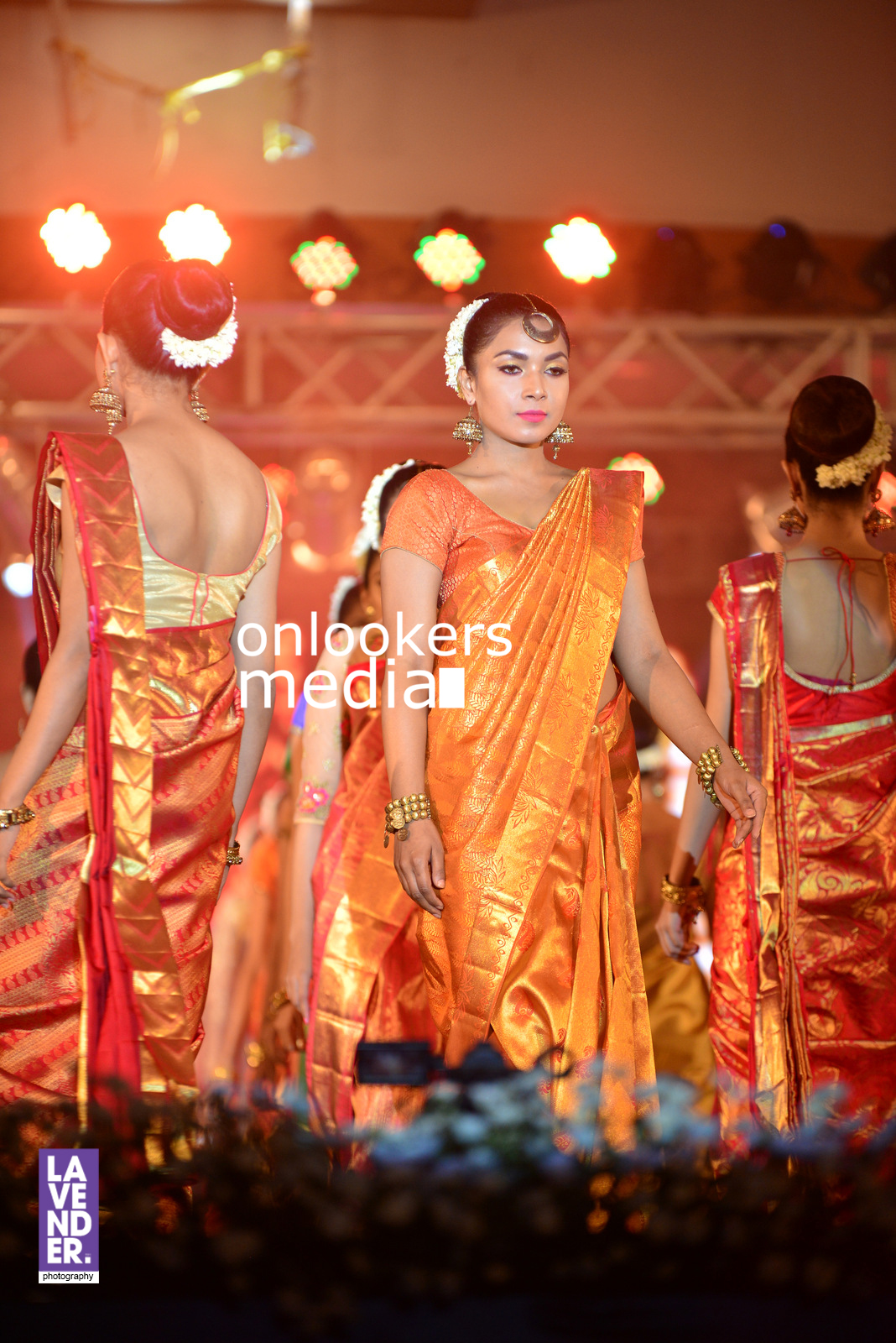 https://onlookersmedia.in/wp-content/uploads/2016/07/saptamukhi-2016-mahalekshmi-silks-fashion-show-19.jpg