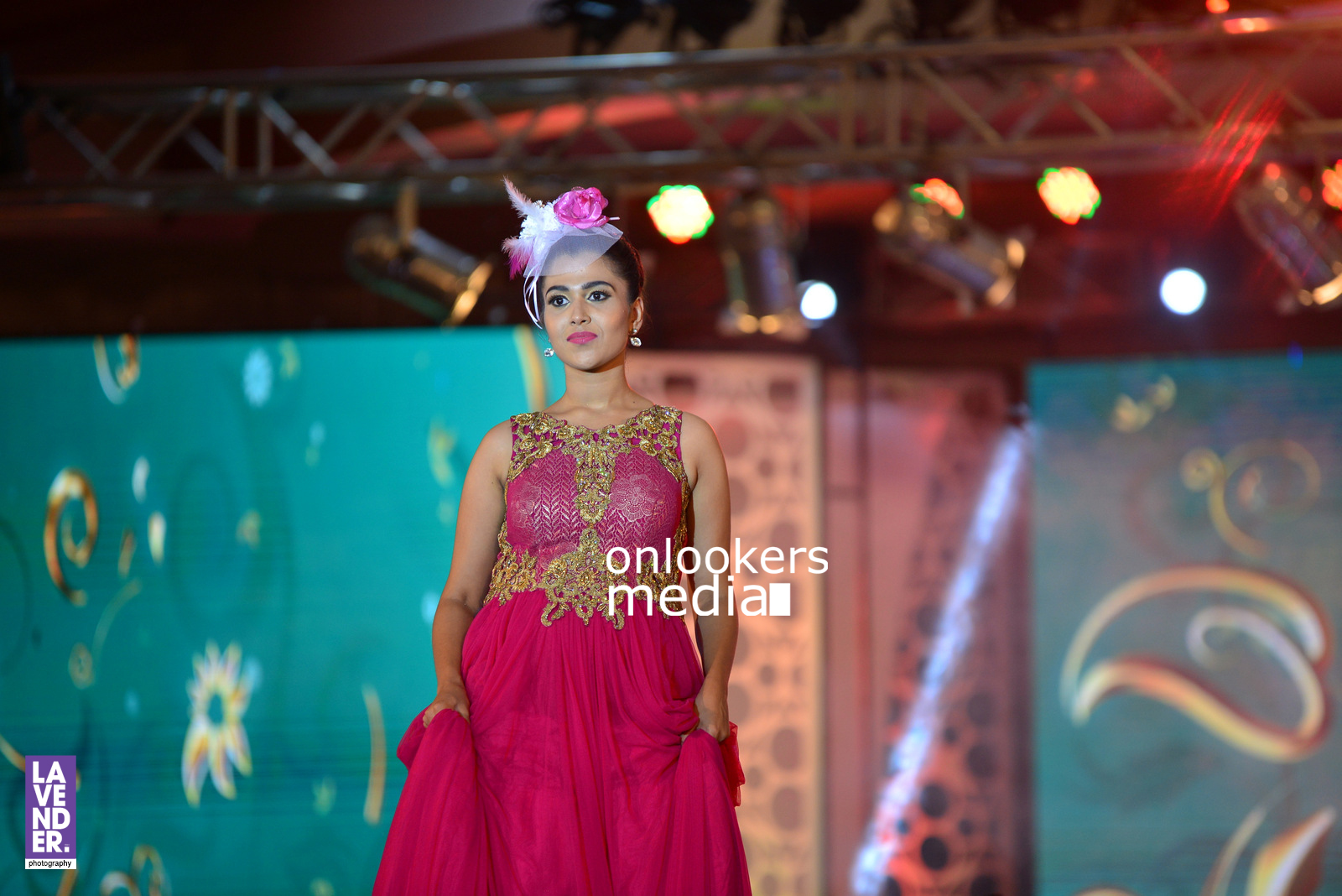 https://onlookersmedia.in/wp-content/uploads/2016/07/saptamukhi-2016-mahalekshmi-silks-fashion-show-29.jpg