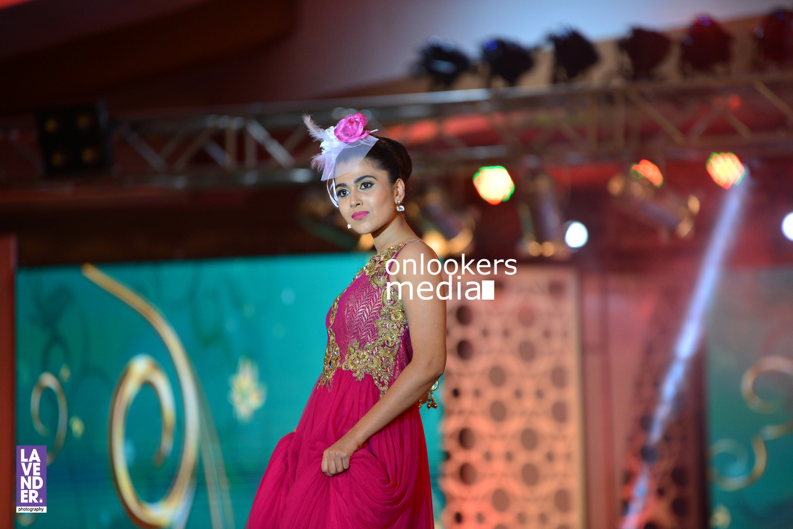 https://onlookersmedia.in/wp-content/uploads/2016/07/saptamukhi-2016-mahalekshmi-silks-fashion-show-30.jpg