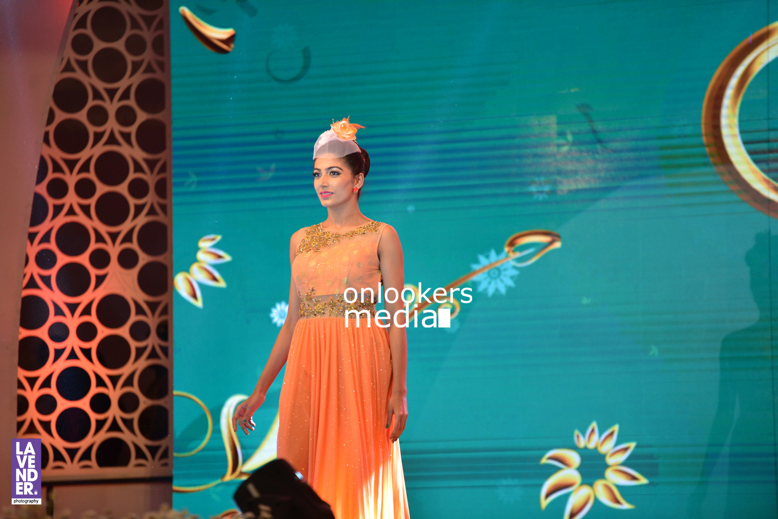 https://onlookersmedia.in/wp-content/uploads/2016/07/saptamukhi-2016-mahalekshmi-silks-fashion-show-34.jpg