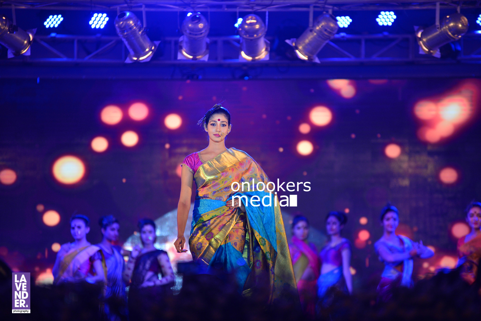 https://onlookersmedia.in/wp-content/uploads/2016/07/saptamukhi-2016-mahalekshmi-silks-fashion-show-77.jpg