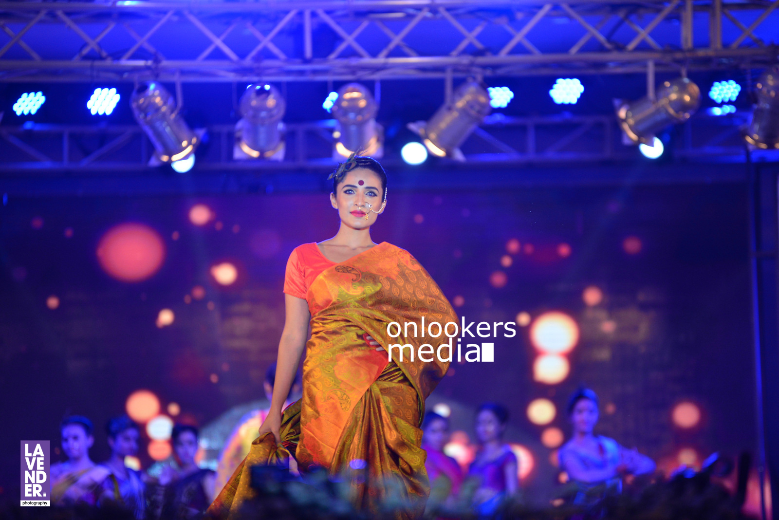 https://onlookersmedia.in/wp-content/uploads/2016/07/saptamukhi-2016-mahalekshmi-silks-fashion-show-79.jpg