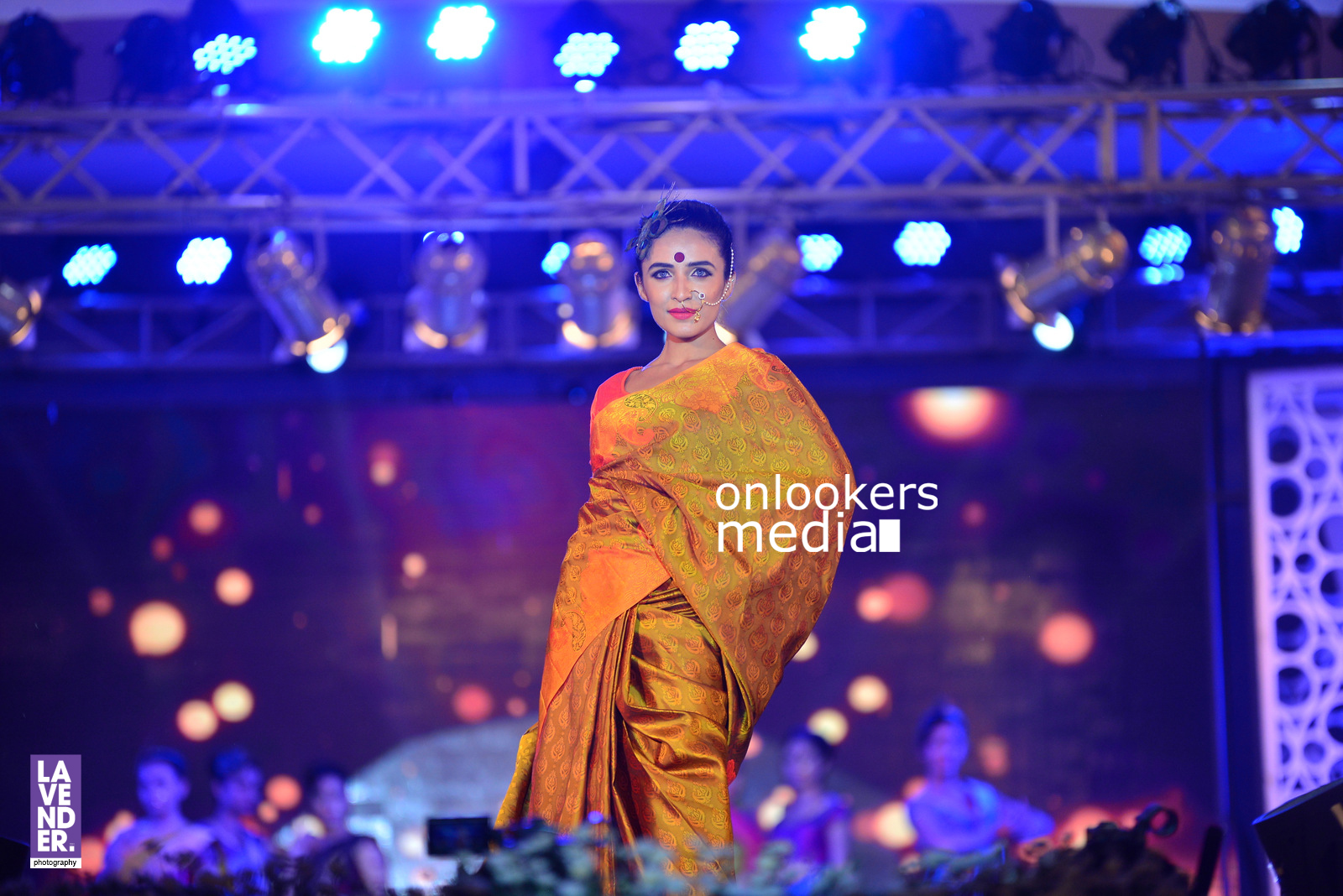 https://onlookersmedia.in/wp-content/uploads/2016/07/saptamukhi-2016-mahalekshmi-silks-fashion-show-80.jpg