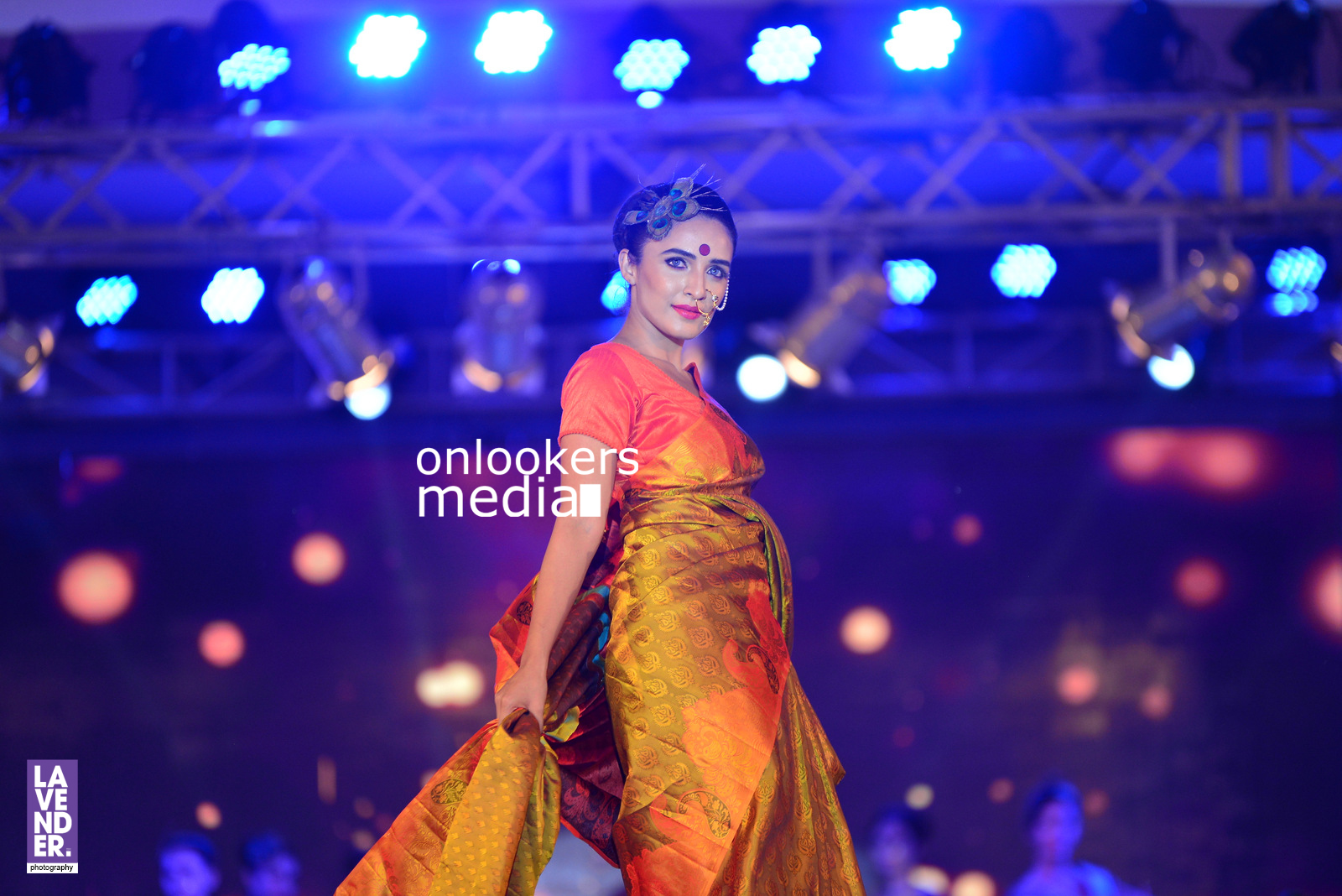 https://onlookersmedia.in/wp-content/uploads/2016/07/saptamukhi-2016-mahalekshmi-silks-fashion-show-81.jpg