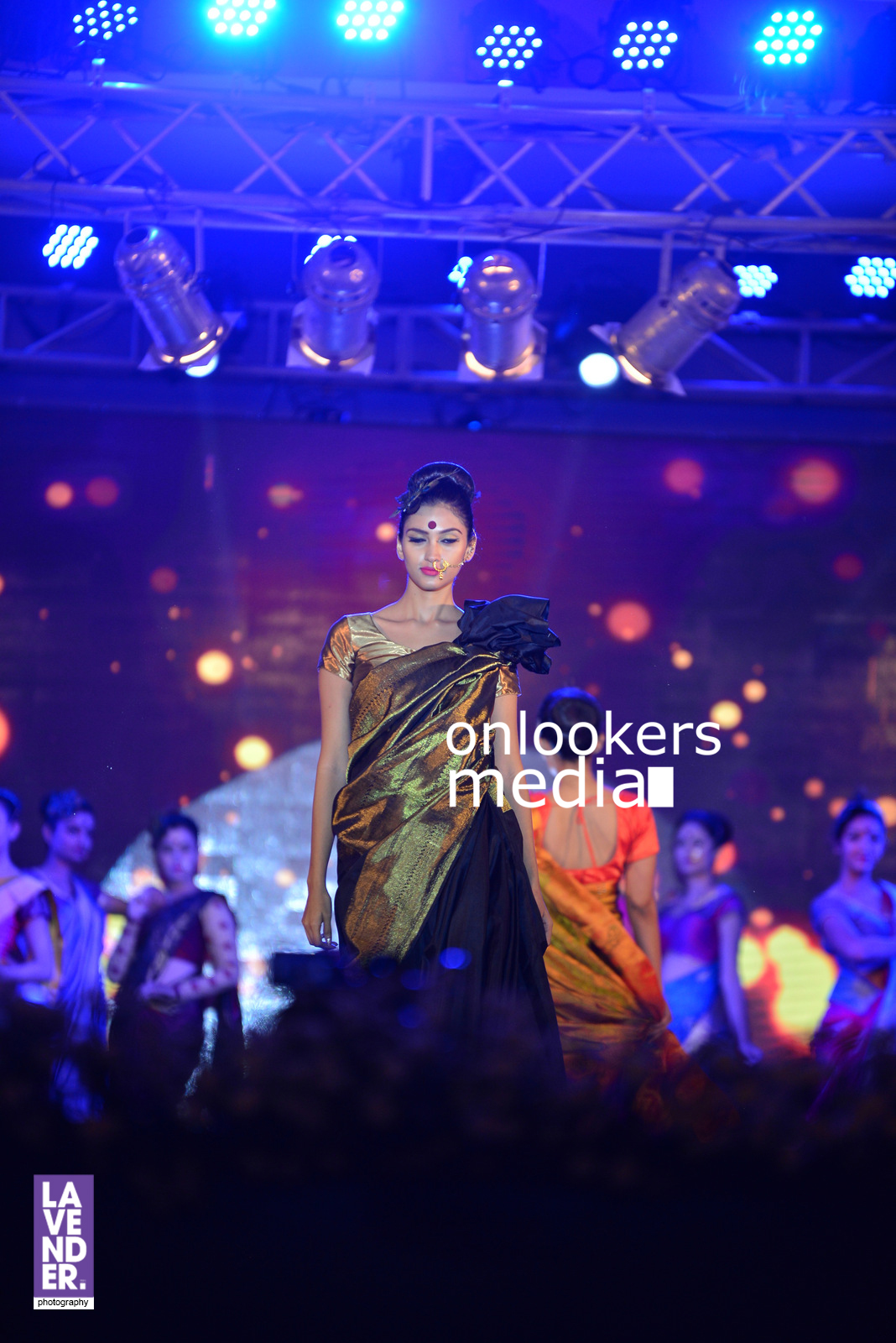 https://onlookersmedia.in/wp-content/uploads/2016/07/saptamukhi-2016-mahalekshmi-silks-fashion-show-82.jpg