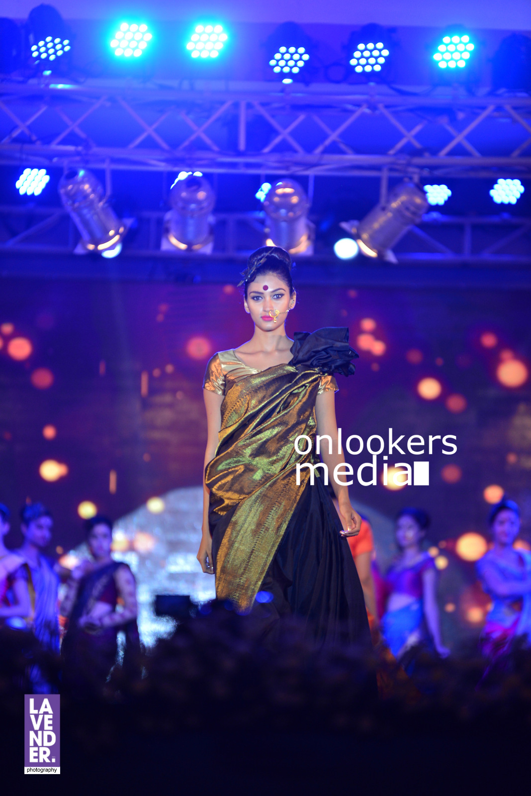 https://onlookersmedia.in/wp-content/uploads/2016/07/saptamukhi-2016-mahalekshmi-silks-fashion-show-83.jpg