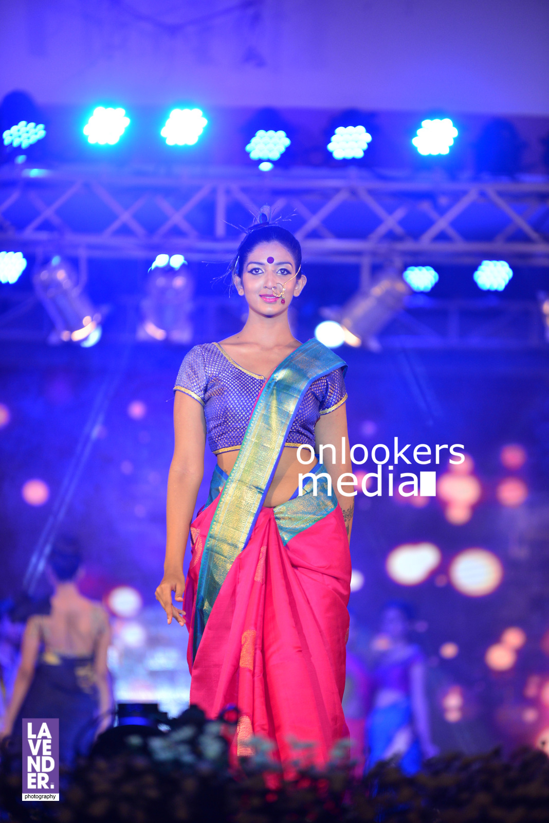 https://onlookersmedia.in/wp-content/uploads/2016/07/saptamukhi-2016-mahalekshmi-silks-fashion-show-87.jpg