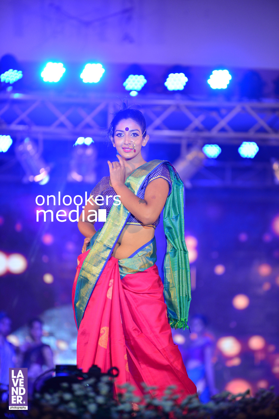 https://onlookersmedia.in/wp-content/uploads/2016/07/saptamukhi-2016-mahalekshmi-silks-fashion-show-89.jpg