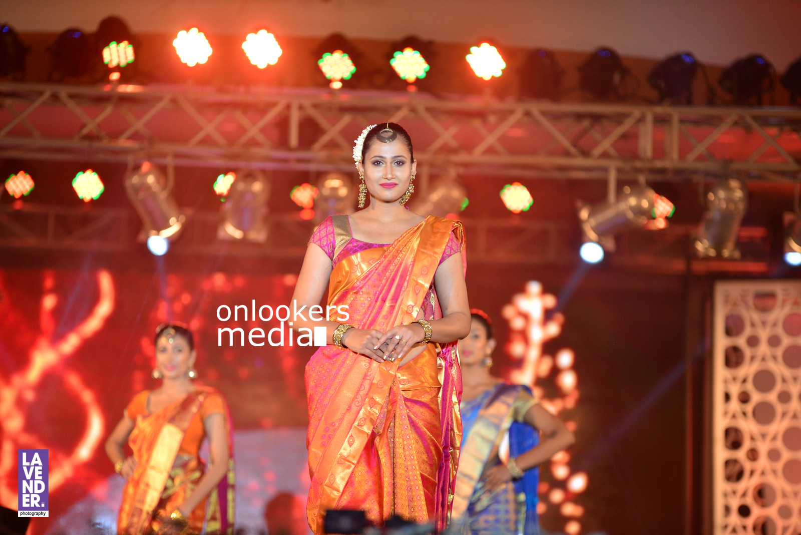 https://onlookersmedia.in/wp-content/uploads/2016/07/saptamukhi-2016-mahalekshmi-silks-fashion-show-9.jpg