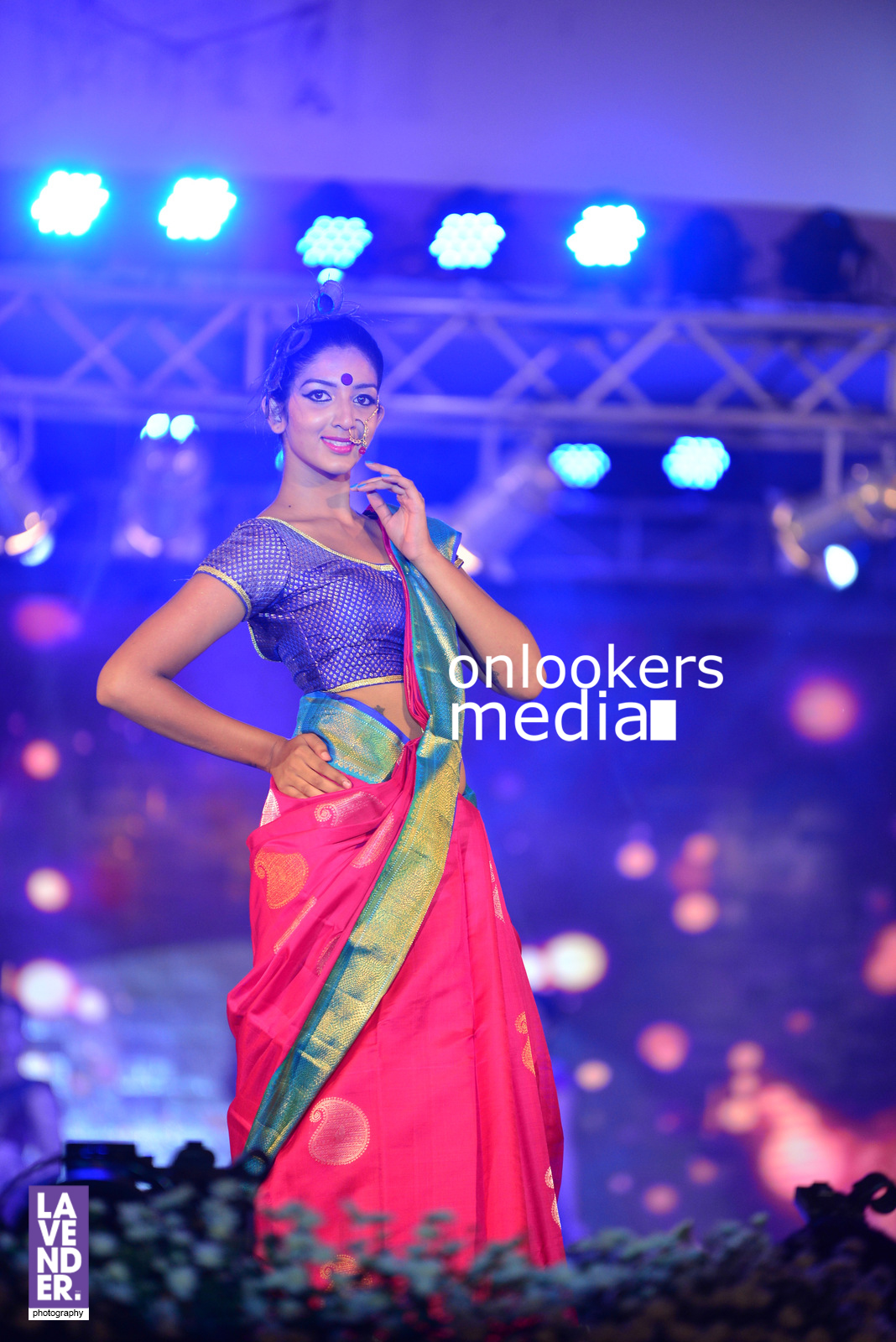https://onlookersmedia.in/wp-content/uploads/2016/07/saptamukhi-2016-mahalekshmi-silks-fashion-show-90.jpg