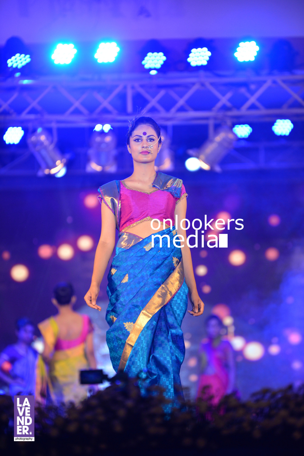 https://onlookersmedia.in/wp-content/uploads/2016/07/saptamukhi-2016-mahalekshmi-silks-fashion-show-93.jpg