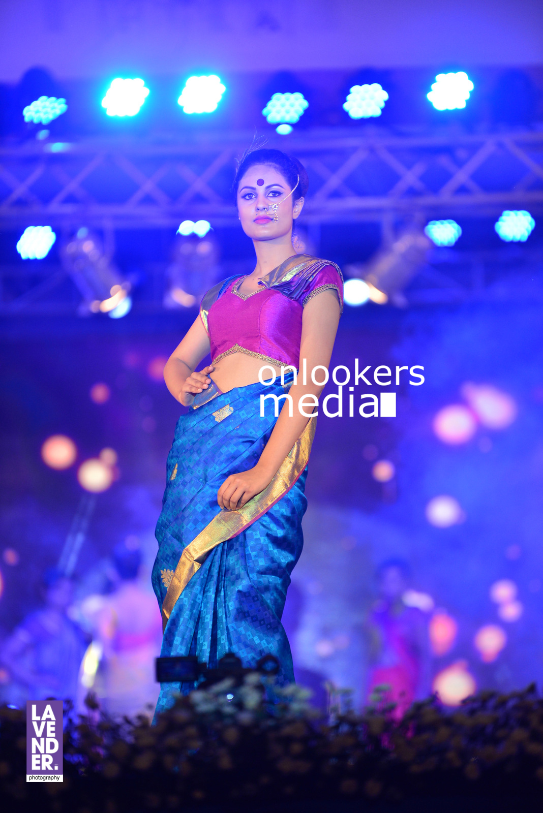 https://onlookersmedia.in/wp-content/uploads/2016/07/saptamukhi-2016-mahalekshmi-silks-fashion-show-94.jpg