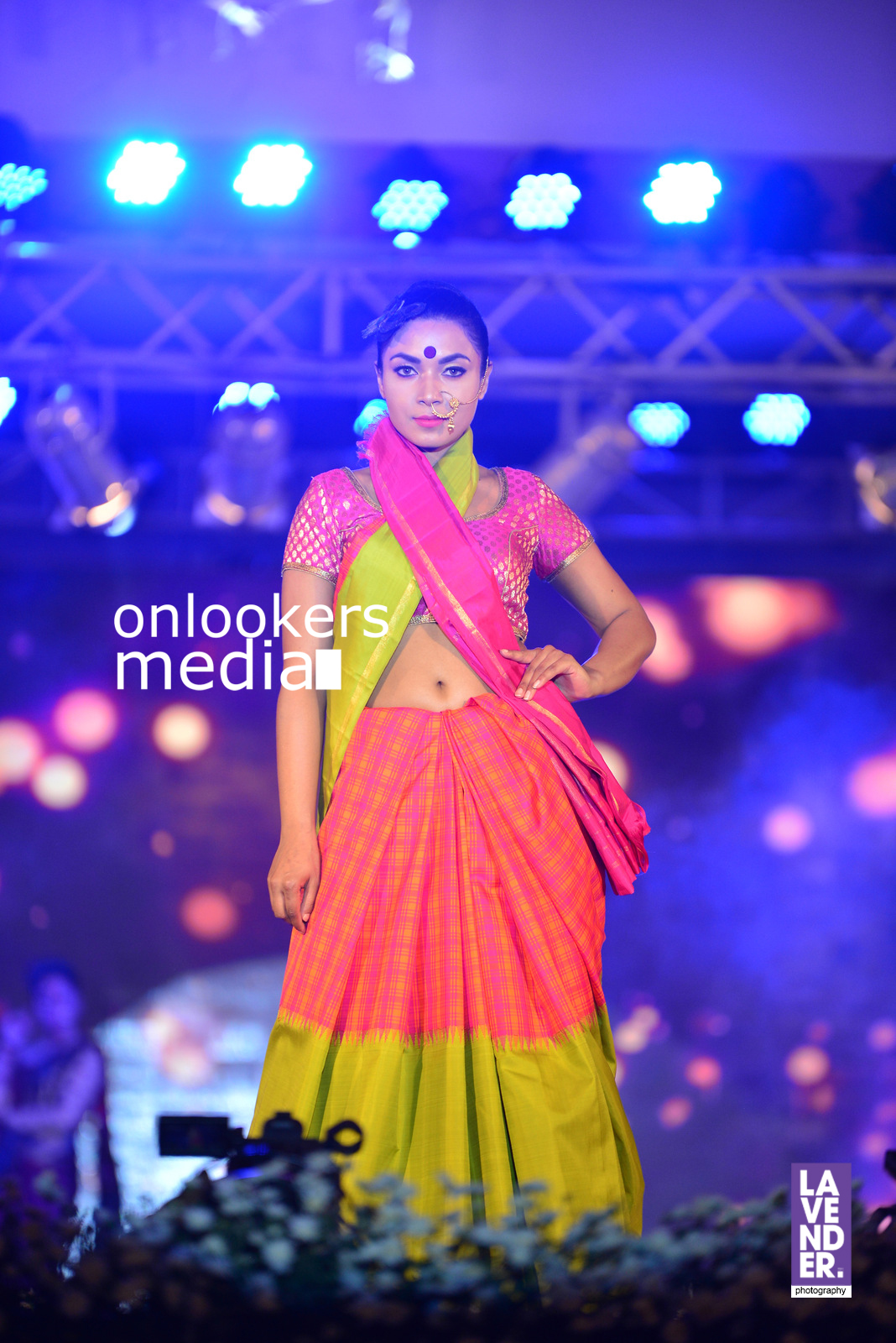 https://onlookersmedia.in/wp-content/uploads/2016/07/saptamukhi-2016-mahalekshmi-silks-fashion-show-97.jpg