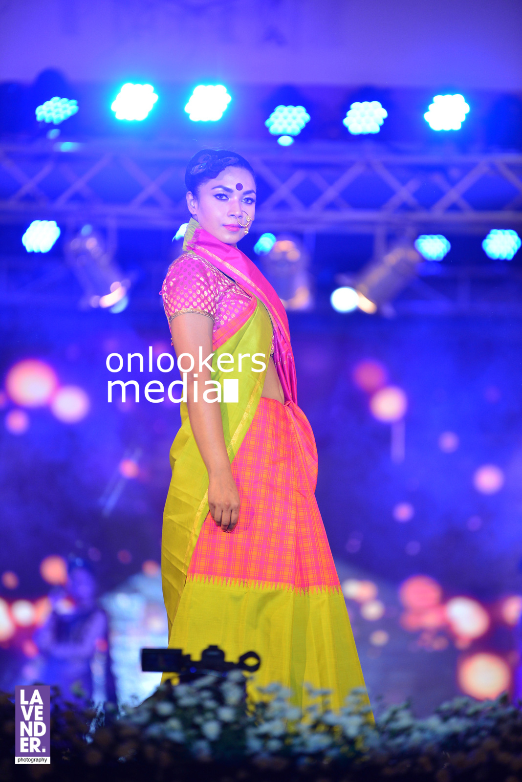 https://onlookersmedia.in/wp-content/uploads/2016/07/saptamukhi-2016-mahalekshmi-silks-fashion-show-98.jpg