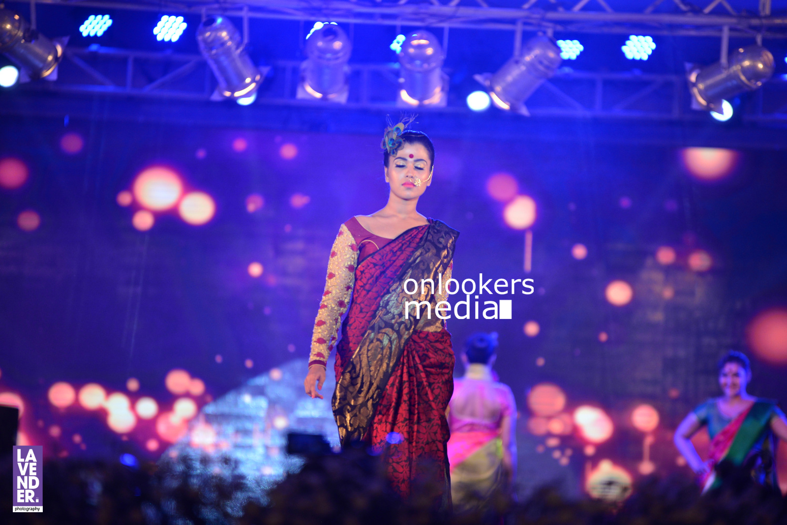 https://onlookersmedia.in/wp-content/uploads/2016/07/saptamukhi-2016-mahalekshmi-silks-fashion-show-99.jpg