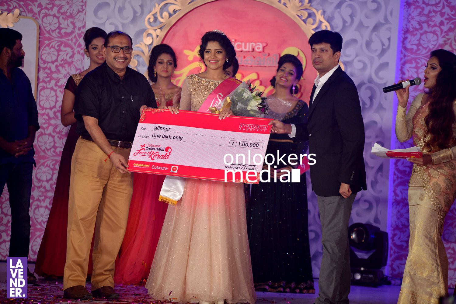 https://onlookersmedia.in/wp-content/uploads/2016/08/Grihalakshmi-Face-of-Kerala-2016-grand-finale-stills-photos-512.jpg