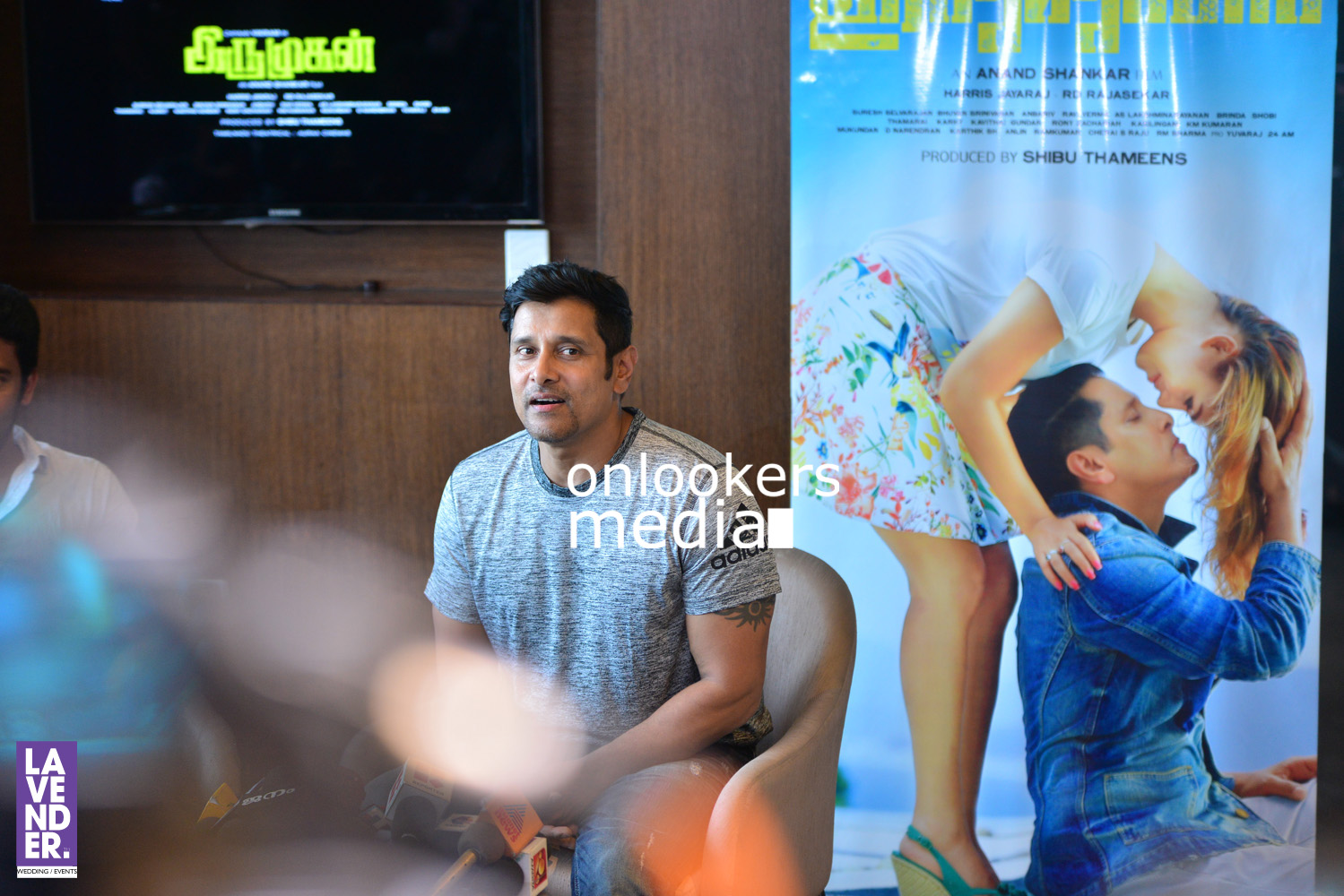 https://onlookersmedia.in/wp-content/uploads/2016/08/Vikram-Iru-Mugan-promotion-Stills-Photos-Kochi-Kerala-10.jpg