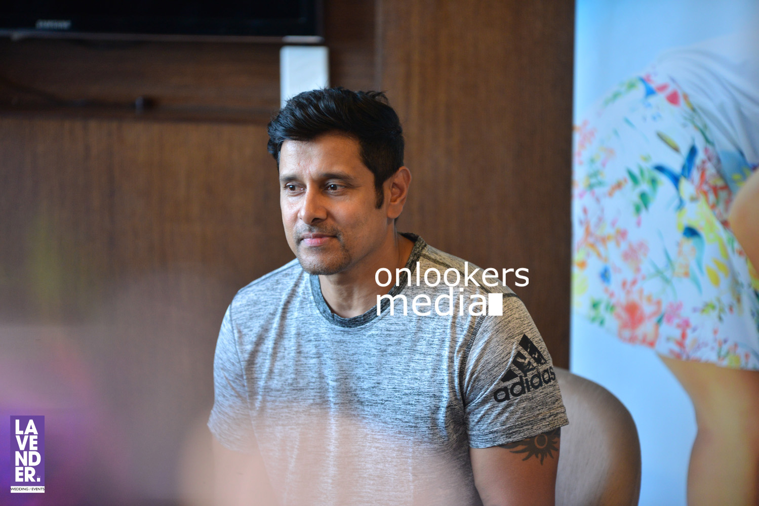 https://onlookersmedia.in/wp-content/uploads/2016/08/Vikram-Iru-Mugan-promotion-Stills-Photos-Kochi-Kerala-12.jpg