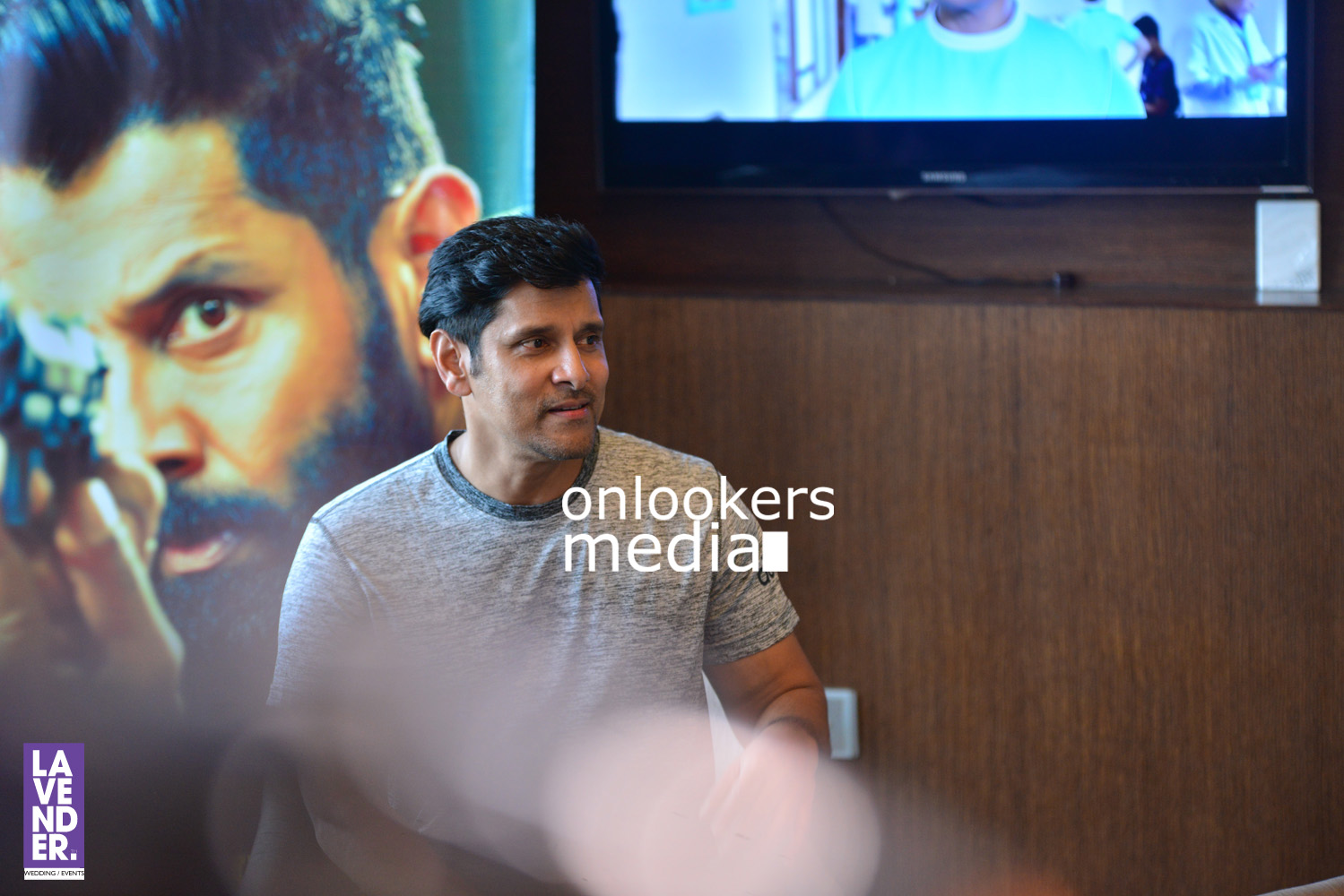 https://onlookersmedia.in/wp-content/uploads/2016/08/Vikram-Iru-Mugan-promotion-Stills-Photos-Kochi-Kerala-2.jpg