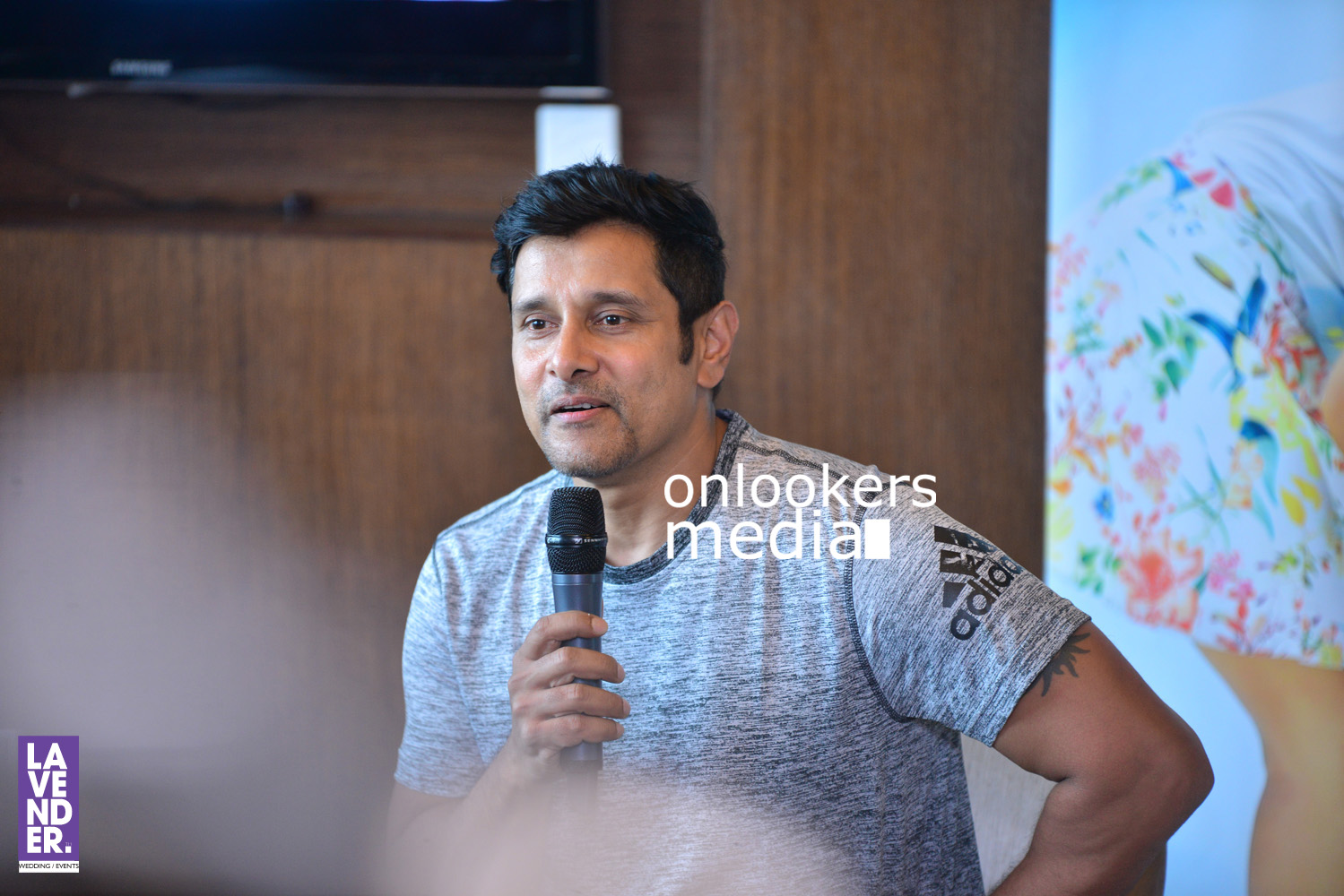 https://onlookersmedia.in/wp-content/uploads/2016/08/Vikram-Iru-Mugan-promotion-Stills-Photos-Kochi-Kerala-23.jpg