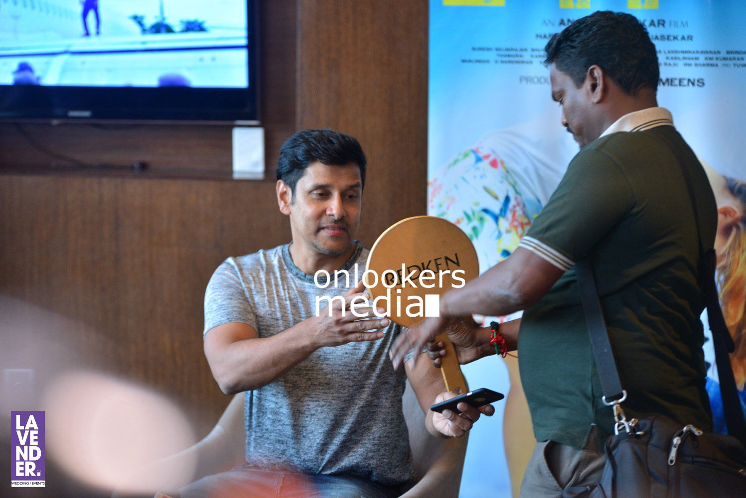 https://onlookersmedia.in/wp-content/uploads/2016/08/Vikram-Iru-Mugan-promotion-Stills-Photos-Kochi-Kerala-3.jpg