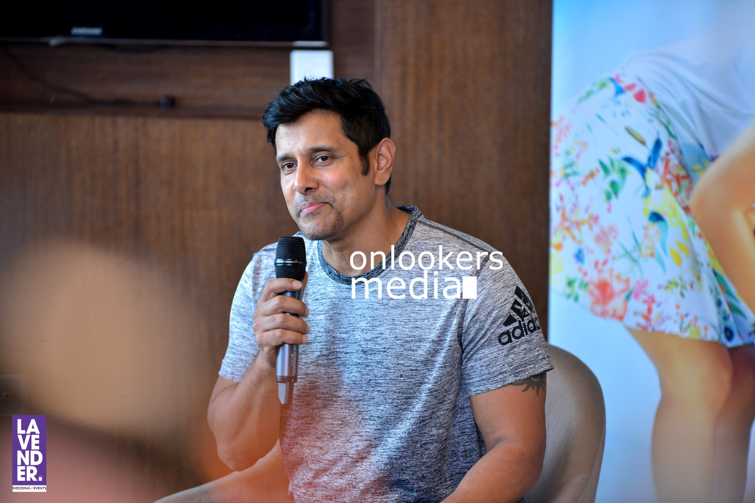 https://onlookersmedia.in/wp-content/uploads/2016/08/Vikram-Iru-Mugan-promotion-Stills-Photos-Kochi-Kerala-32.jpg