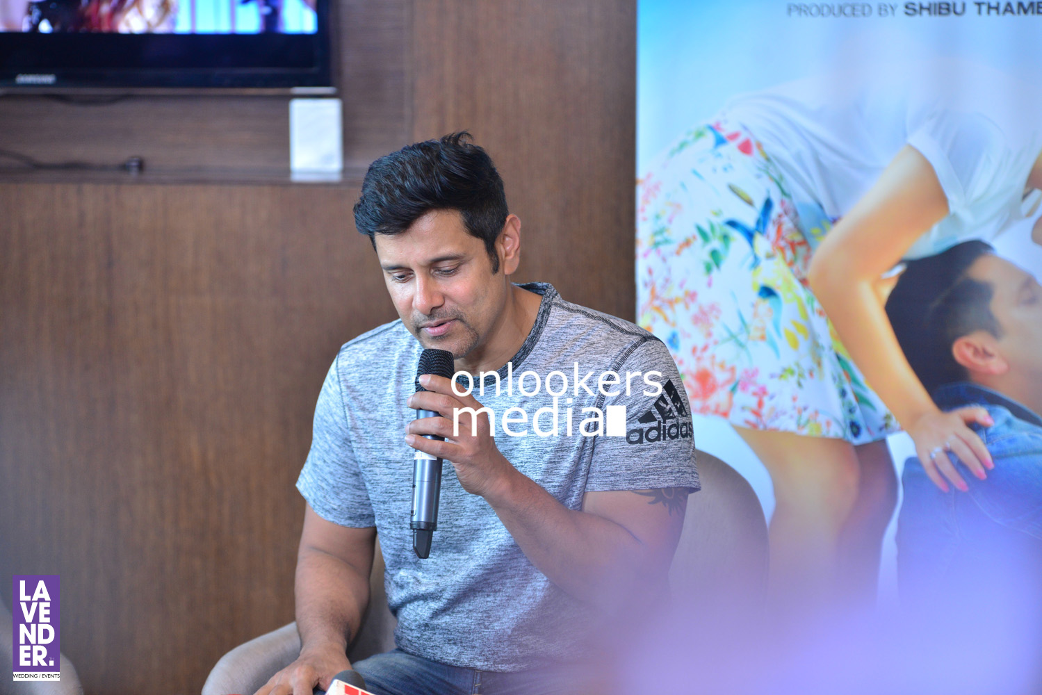 https://onlookersmedia.in/wp-content/uploads/2016/08/Vikram-Iru-Mugan-promotion-Stills-Photos-Kochi-Kerala-33.jpg