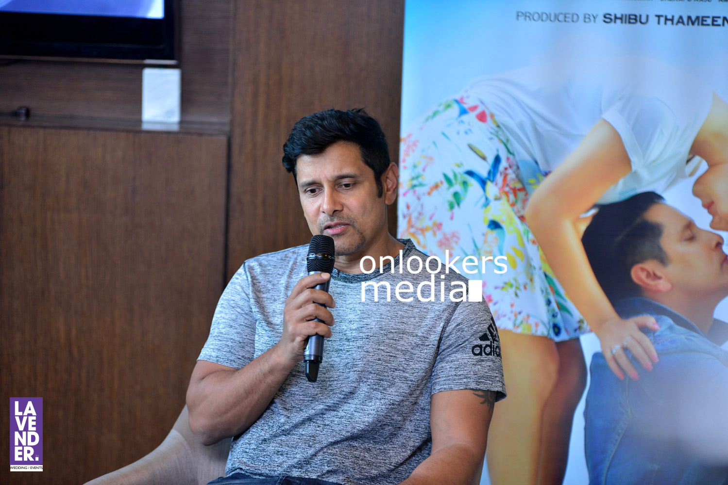 https://onlookersmedia.in/wp-content/uploads/2016/08/Vikram-Iru-Mugan-promotion-Stills-Photos-Kochi-Kerala-37.jpg