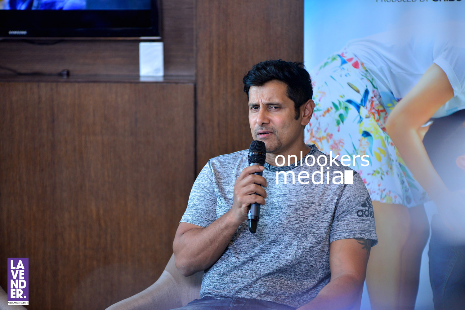 https://onlookersmedia.in/wp-content/uploads/2016/08/Vikram-Iru-Mugan-promotion-Stills-Photos-Kochi-Kerala-39.jpg