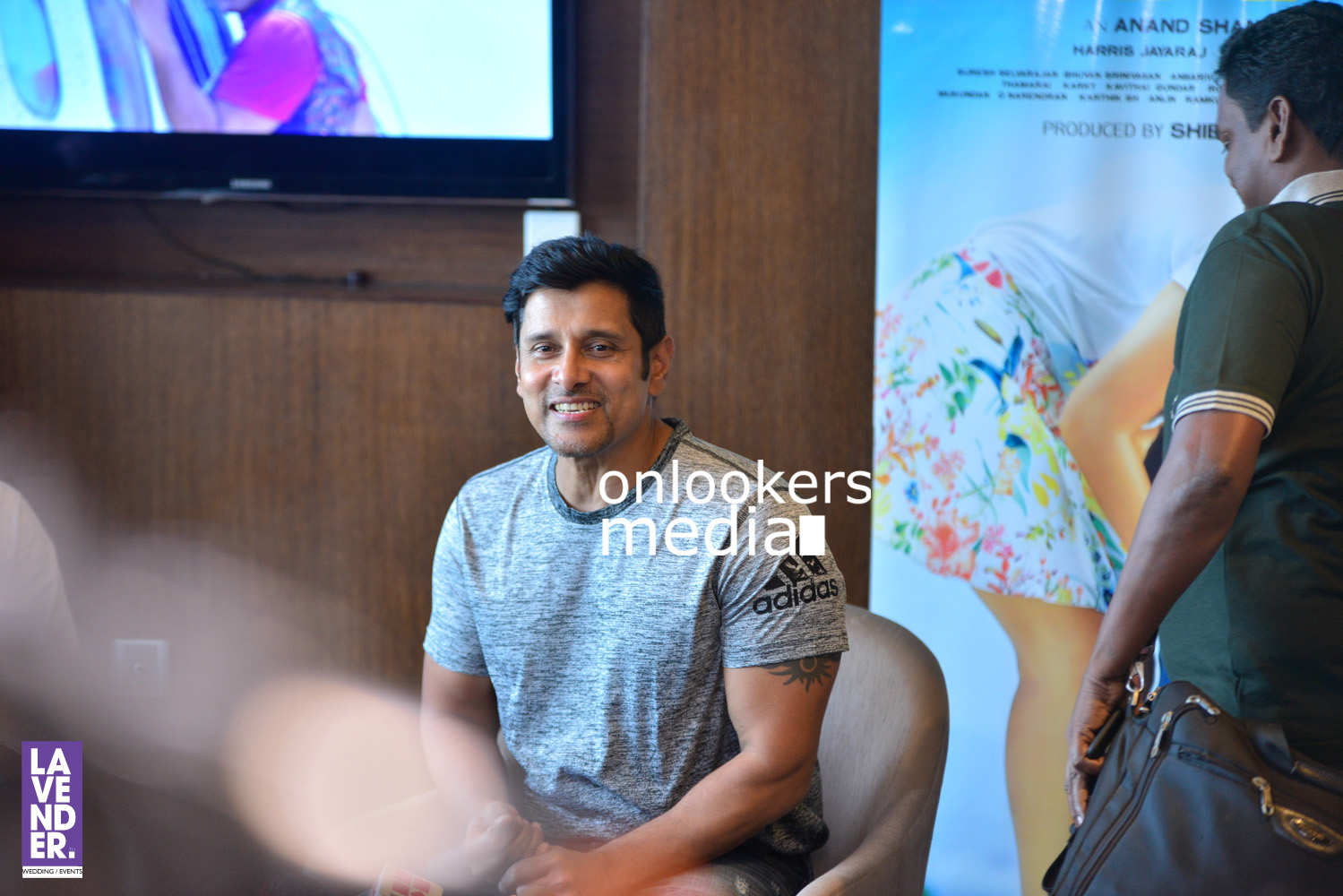 https://onlookersmedia.in/wp-content/uploads/2016/08/Vikram-Iru-Mugan-promotion-Stills-Photos-Kochi-Kerala-4.jpg