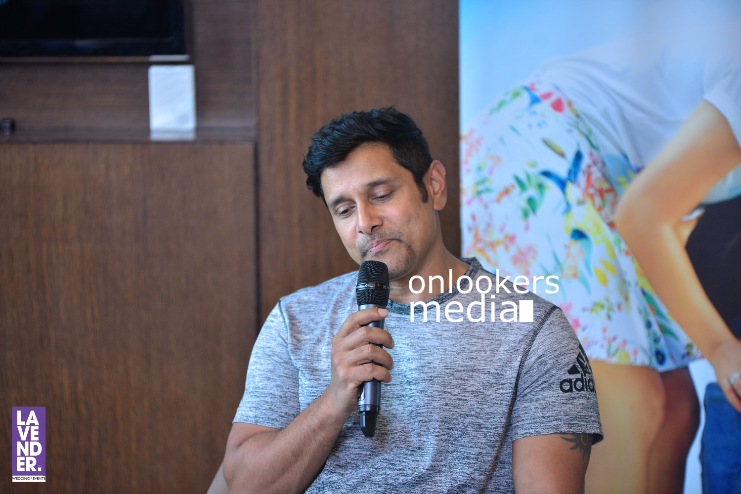 https://onlookersmedia.in/wp-content/uploads/2016/08/Vikram-Iru-Mugan-promotion-Stills-Photos-Kochi-Kerala-45.jpg