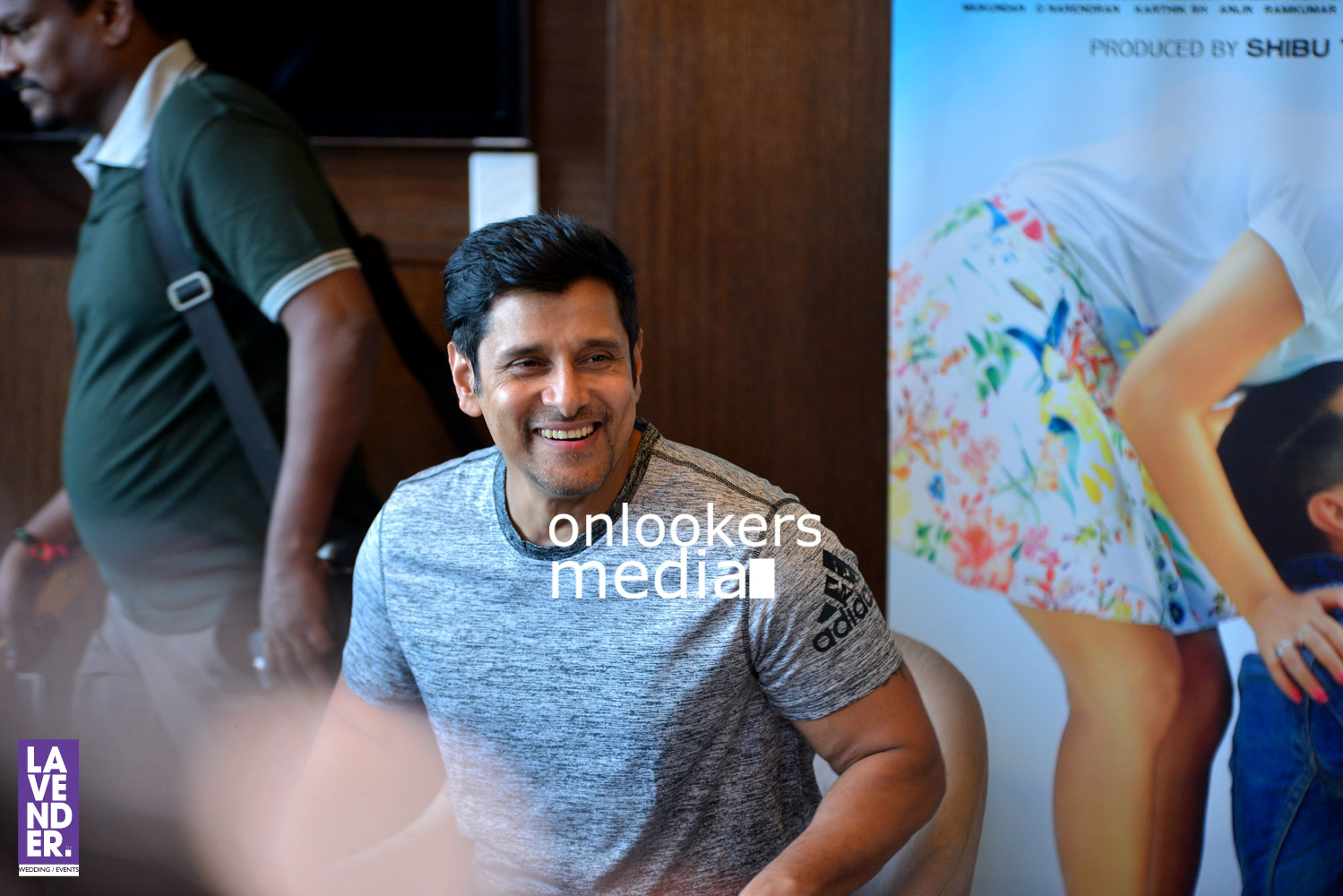 https://onlookersmedia.in/wp-content/uploads/2016/08/Vikram-Iru-Mugan-promotion-Stills-Photos-Kochi-Kerala-6.jpg