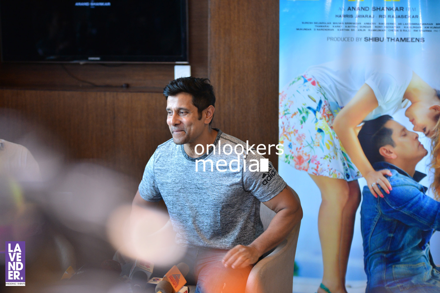 https://onlookersmedia.in/wp-content/uploads/2016/08/Vikram-Iru-Mugan-promotion-Stills-Photos-Kochi-Kerala-7.jpg